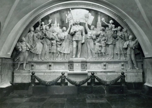 Tirānam veltīto bareljefu nojauca 1966. gadā.
