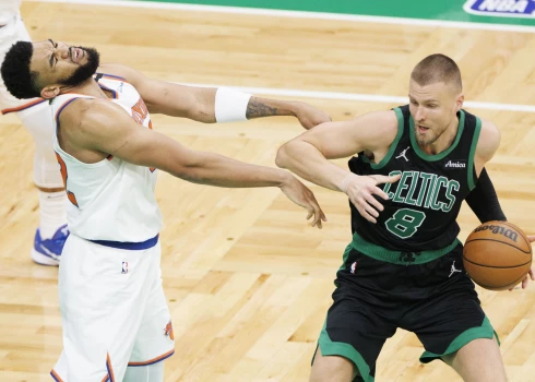 Kristapu Porziņģi izslēgšanas sērijā pret savu bijušo komandu mocīja neizskaidrojamas veselības problēmas.