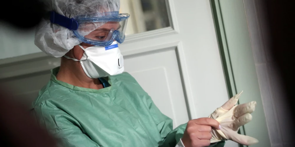 Ebolas vīrusa izraisītais Ebolas hemorāģiskais drudzis jeb Ebolas vīrusslimība ir lipīga un dzīvību apdraudoša infekcijas slimība. Inficēšanās ar vīrusu iespējama kontakta ceļā ar asinīm vai citiem ķermeņa šķidrumiem./Ilustratīvs attēls.