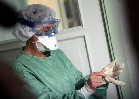 Ebolas vīrusa izraisītais Ebolas hemorāģiskais drudzis jeb Ebolas vīrusslimība ir lipīga un dzīvību apdraudoša infekcijas slimība. Inficēšanās ar vīrusu iespējama kontakta ceļā ar asinīm vai citiem ķermeņa šķidrumiem./Ilustratīvs attēls.