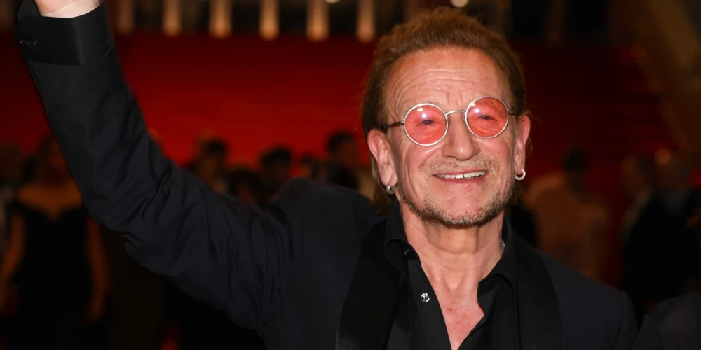 Īru rokgrupas U2 līderis Bono Kannu kinofestivālā.