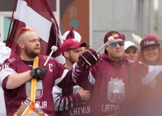 FOTO: Latvijas hokeja līdzjutēji pirms spēles ar Somiju pieskandina Stokholmas ielas