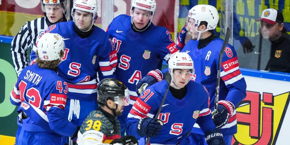 ASV hokejisti pieveic Vāciju pasaules čempionāta mačā. 