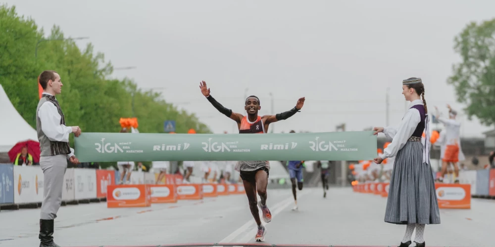 Abera Mamo finišā.