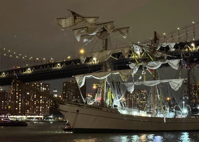 ВИДЕО: военный парусник врезался в Бруклинский мост - есть погибшие
