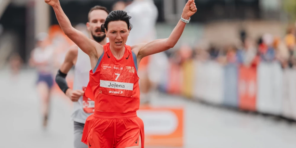 Jeļena Prokopčuka arī 48 gadu vecumā spējusi izcīnīt sudraba medaļu Latvijas čempionātā maratonā.