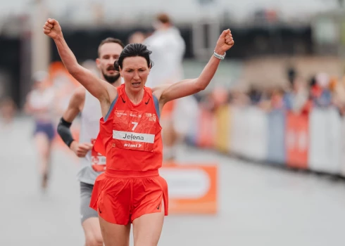 Jeļena Prokopčuka arī 48 gadu vecumā spējusi izcīnīt sudraba medaļu Latvijas čempionātā maratonā.