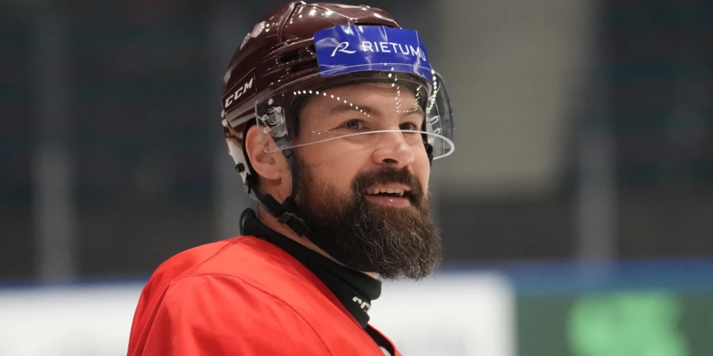 Latvijas hokeja izlases kapteinis Kaspars Daugaviņš svarīgās spēles dienā svin savu 37. dzimšanas dienu.