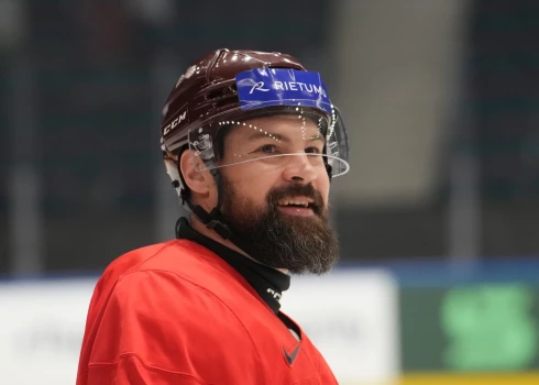 Latvijas hokeja izlases kapteinis Kaspars Daugaviņš svarīgās spēles dienā svin savu 37. dzimšanas dienu.