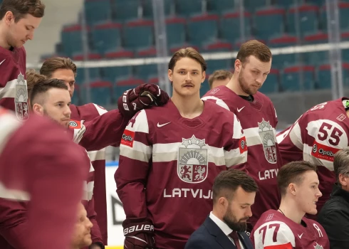 Kadrs no Latvijas hokeja izlases fotosesijas - centrā šī čempionāta mūsu izlases uzbrukuma līderis Eduards Tralmaks.