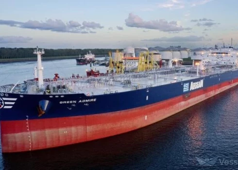 Kuģis "Green Admire", kam ir Libērijas karogs, pieder Grieķijas uzņēmumam "Aegean Shipping". 