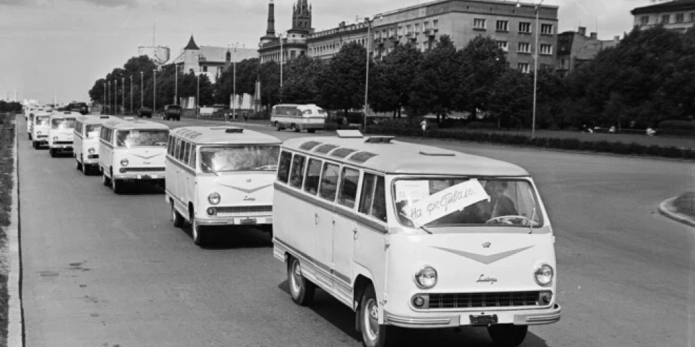 Колонна микроавтобусов RAF из Латвии перед отправлением на Всемирный фестиваль молодежи и студентов в Хельсинки в 1962 году.