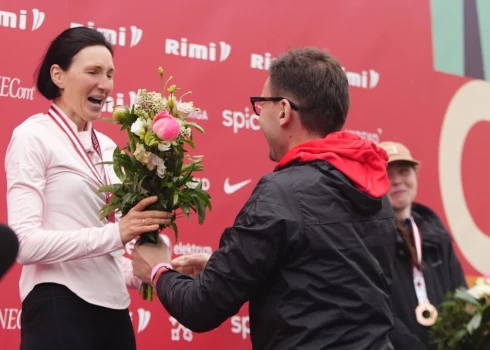 Jeļena Prokopčuka "Rimi" Rīgas maratonā izcīnīja Latvijas čempionāta sudrabu.