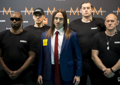 Tomija Keša izpildītā dziesma "Espresso Macchiato" izraisīja zināmas diskusijas par dažu itāļu stereotipizāciju.