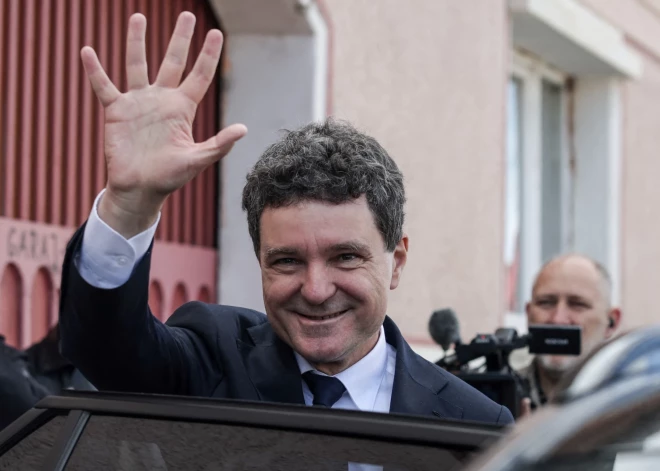 Negaidīts pavērsiens - iedzīvotāju aptaujas liecina, ka Rumānijas prezidenta vēlēšanās uzvarējis Bukarestes mērs Dans