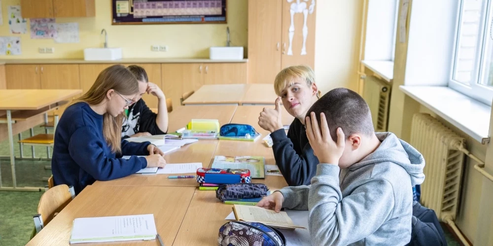 Piltenes pamatskolas skolēni jau gadu skolas telpās neizmanto mobilos tālruņus.