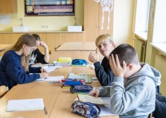Kā mainījusies Piltenes pamatskola gadu pēc mobilo tālruņu aizlieguma skolā?