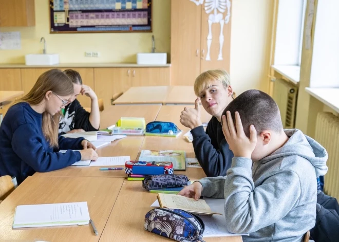 Kā mainījusies Piltenes pamatskola gadu pēc mobilo tālruņu aizlieguma skolā?