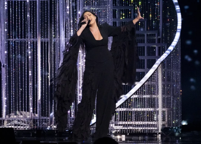 Izraēlas pārstāves “Eirovīzijas” priekšnesumu gandrīz izjauc protestētāji, mēģinot izlauzties uz skatuves