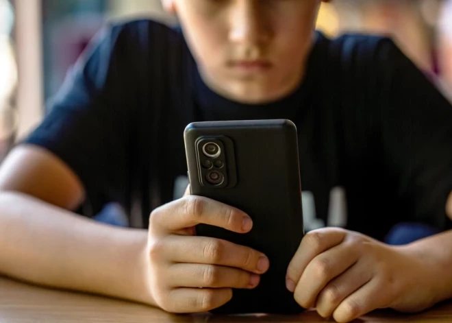 Valodnieki “grūmingu” rosina pārdēvēt par “ievilināšanu”