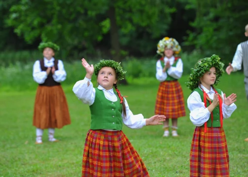 Skolu jaunatnes svētku dalībnieki sāk pērļu nodošanas ceļu visā Latvijā.