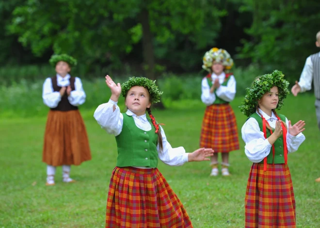 Skolu jaunatnes svētku dalībnieki savīsies kopīgā aktivitātē “Savīšanās ceļš”