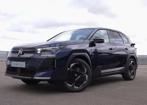 Jaunais C5 Aircross ir par 16 cm garāks un par 3 cm zemāks nekā vecais, un tam vairs nav zīmīgo jumta reliņu.