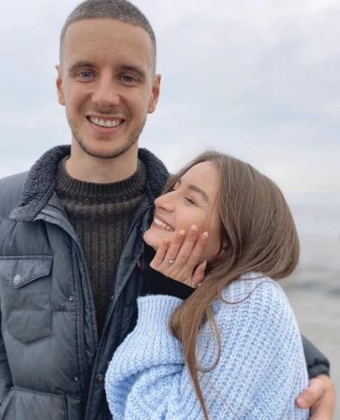 Hollija atklāj, ka gredzena prombūtni konstatēja vien stundu pirms Šveices pamešanas.