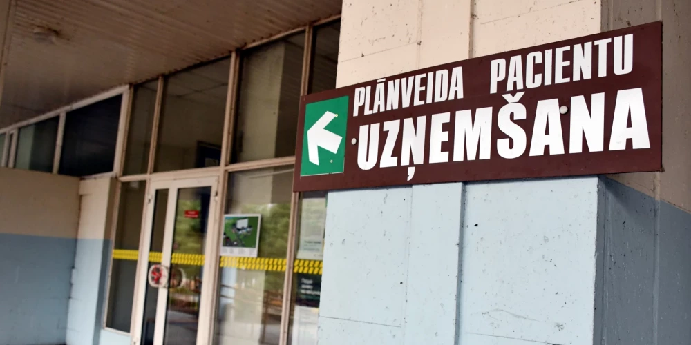 Patlaban normatīvais regulējums paredz pienākumu jaunajiem speciālistiem pēc valsts budžeta finansētas rezidentūras pabeigšanas noteiktu laiku strādāt specialitātē valsts veselības aprūpes sistēmā, izpildot atstrādes normu.