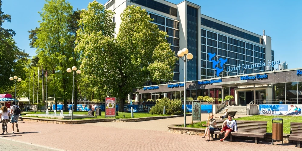 Hotel Jūrmala SPA - это четырехзвездочный спа-отель и конференц-центр, расположенный в самом сердце Юрмалы, на пешеходной улице Йомас в нескольких минутах ходьбы от пляжа.