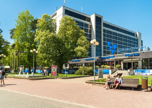 Hotel Jūrmala SPA - это четырехзвездочный спа-отель и конференц-центр, расположенный в самом сердце Юрмалы, на пешеходной улице Йомас в нескольких минутах ходьбы от пляжа.