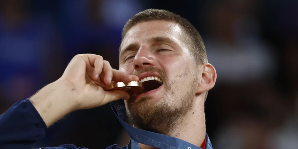 Nikola Jokičs ar izcīnīto bronzu 2024. gada olimpiskajās spēlēs. 