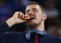 “Vispirms pāris dienas dzeršu alu!” Superzvaigzne Nikola Jokičs vēl nav izlēmis par spēlēšanu Rīgā gaidāmajā “EuroBasket2025”