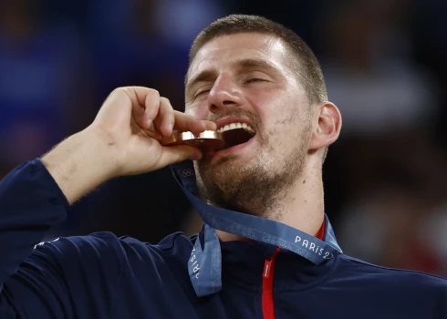 Nikola Jokičs ar izcīnīto bronzu 2024. gada olimpiskajās spēlēs. 