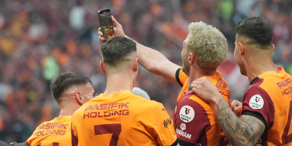 "Galatasaray" futbolisti spēles laikā pēc vārtu guvuma uzņem pašbildi.