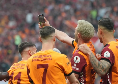 "Galatasaray" futbolisti spēles laikā pēc vārtu guvuma uzņem pašbildi.