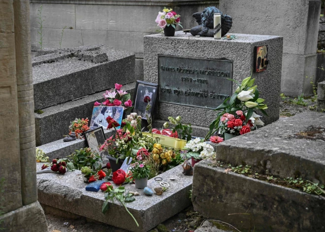 Francijā atrasts no Džima Morisona kapa nozagtais krūšutēls