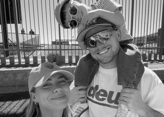 Baseinā noslīcis TikTok influenceres Emīlijas Kaiseres 3 gadus vecais dēls