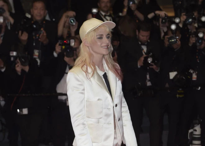 Kristenas Stjuartes Latvijā filmētā debija Kannās izpelnās vairāku minūšu ilgas ovācijas