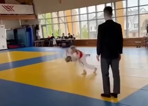 Kadrs no bērnu cīņas, kura izraisīja skandalozos komentārus.