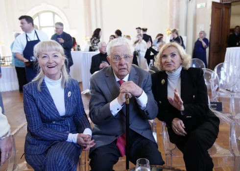 Maestro ar savām radio kolēģēm – Gundu Vaivodi un Māru Eglīti.