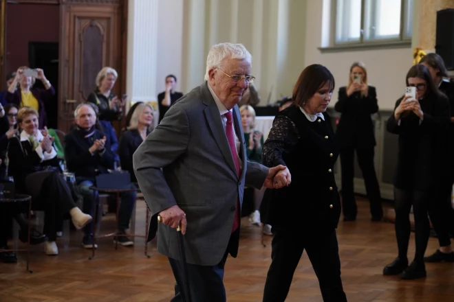 Operdīva Inese Galante pati Paula kungu pavadīja no sēdvietas, lai pasniegtu balvu.