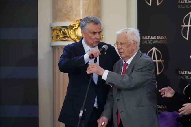 Jānis Šipkēvics un Raimonds Pauls visus ceremonijas viesus iepriecināja ar sirsnīgu un humorīgu stāstu.