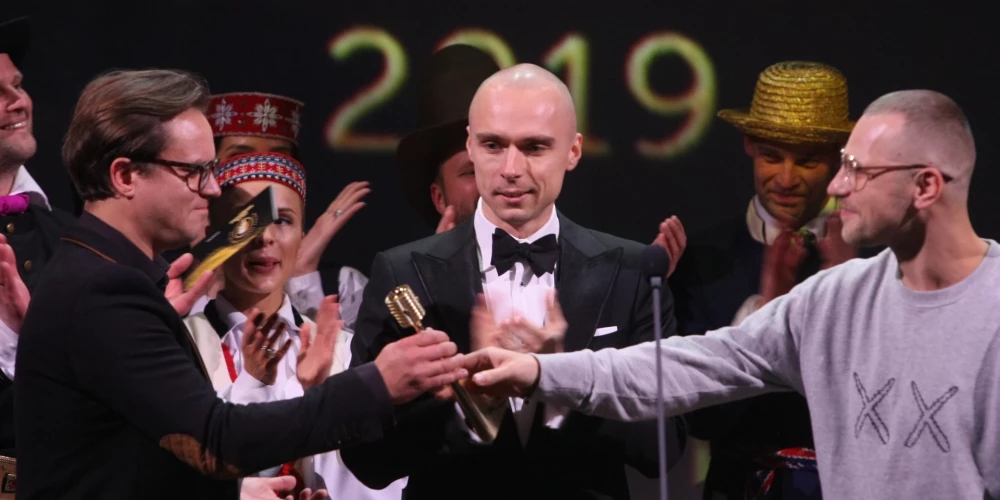 2019. gadā, kad Dons un Ozols ar dziesmu "Salauzta sirds" saņēma "Zelta mikrofonus" nominācijās "Gada dziesma" un "Radio hits", uz skatuves pēc balvas kāpa arī Kaspars Ansons. Ne velti, jo arī viņš ir ne tikai šīs dziesmas producents, bet arī mūzikas un teksta līdzautors.