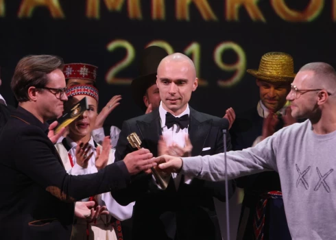 2019. gadā, kad Dons un Ozols ar dziesmu "Salauzta sirds" saņēma "Zelta mikrofonus" nominācijās "Gada dziesma" un "Radio hits", uz skatuves pēc balvas kāpa arī Kaspars Ansons. Ne velti, jo arī viņš ir ne tikai šīs dziesmas producents, bet arī mūzikas un teksta līdzautors.