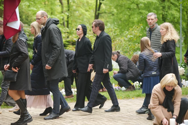 Atkal sadevušies rokās kā mīlošs pāris. Redzot Rēziju ar vīru Aināru, nopriecājās daudzi. Abi apprecējās 2013. gada vasarā.