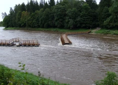 Paaugstinātā ūdens līmeņa dēļ pārrauts pontonu tilts pār Ogres upi