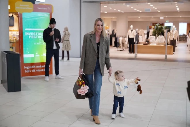 "Prāta vētras" jaunā albuma atklāšanas svētki bija īpašs notikums grupas taustiņinstrumentālista Māra Mihelsona un viņa sievas Lauras mazajai meitiņai Adelei,