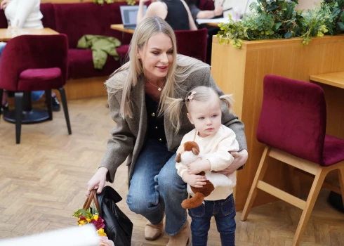 "Prāta vētras" jaunā albuma atklāšanas svētki bija īpašs notikums grupas taustiņinstrumentālista Māra Mihelsona un viņa sievas Lauras mazajai meitiņai Adelei,