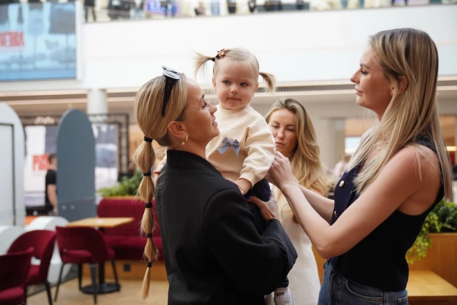 "Prāta vētras" jaunā albuma atklāšanas svētki bija īpašs notikums grupas taustiņinstrumentālista Māra Mihelsona un viņa sievas Lauras mazajai meitiņai Adelei,